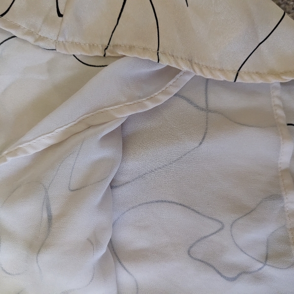 Princess Polly Satin Artsy Eye Cream and Black Mini Skirt Size 2 - Picture 10 of 14